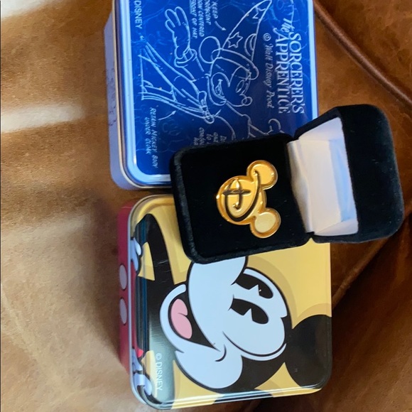 Pair of vintage unisex Disney watches & lapel pin